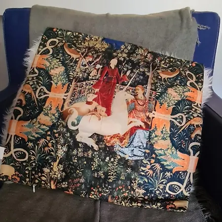 Dans La Cite De L'oustal De Beline 罗卡马杜尔